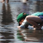 child-playing-in-water-885298_640